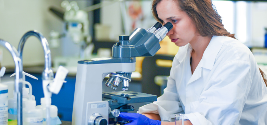 Image of biomedical students in a lab setting.